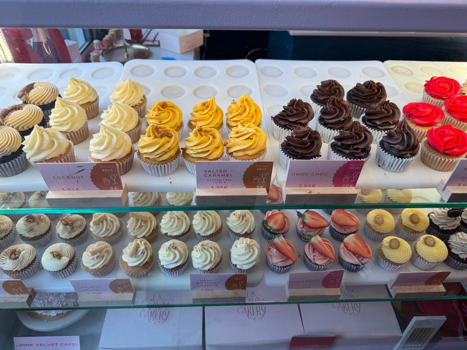 romantic-date-spot-in-barcelona-la-cava-cakery