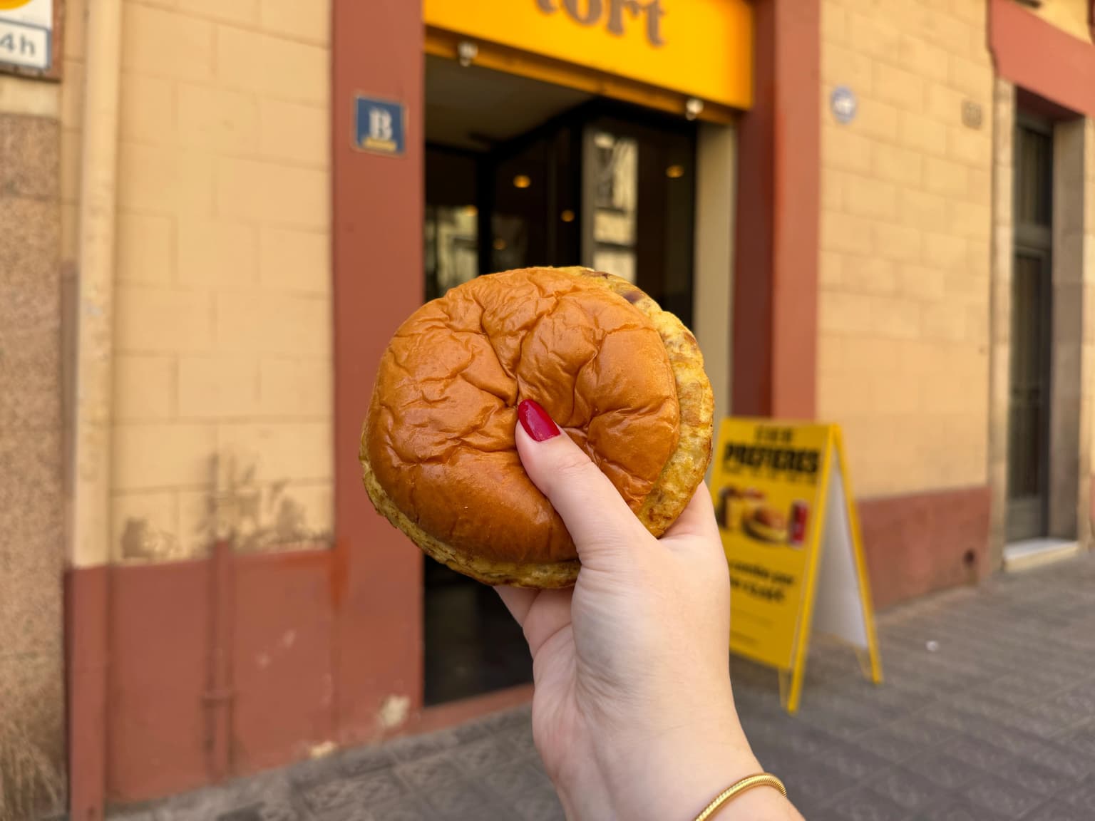 tortilla-de-patatas-burgers-at-tort-in-barcelona